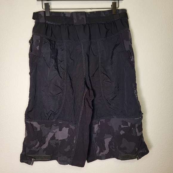 Endura Humvee Biking Cargo Shorts size XLarge in Black Camo w Belt - Picture 2 of 15